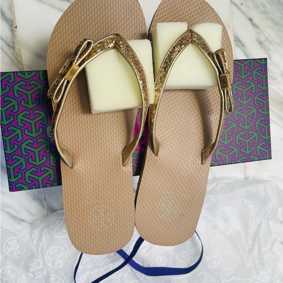 TORY BURCH GOLD GLITTER / METALLIC LEATHER DRESSY FLIP FLOP WITH ACCENT BOW LOGO - Picture 10 of 15